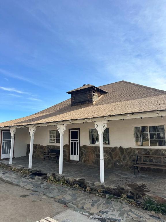 a house with a roof that has been damaged at Casa Lizany in Camalú