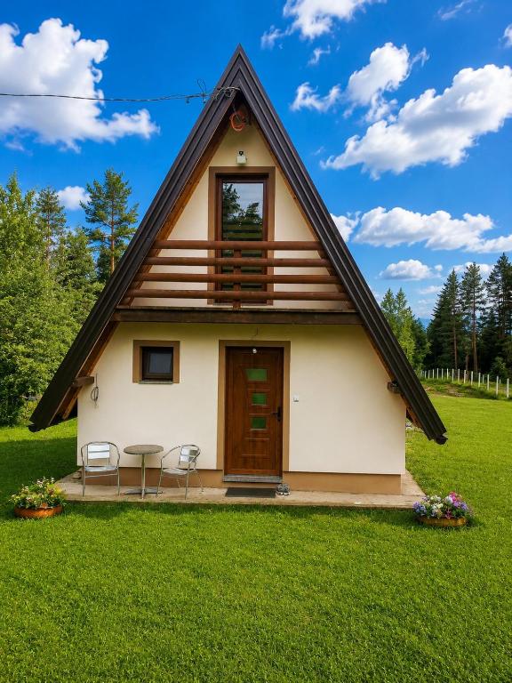 a house with a thatched roof at ZELENI BOR koliba vikendica Pale in Pale