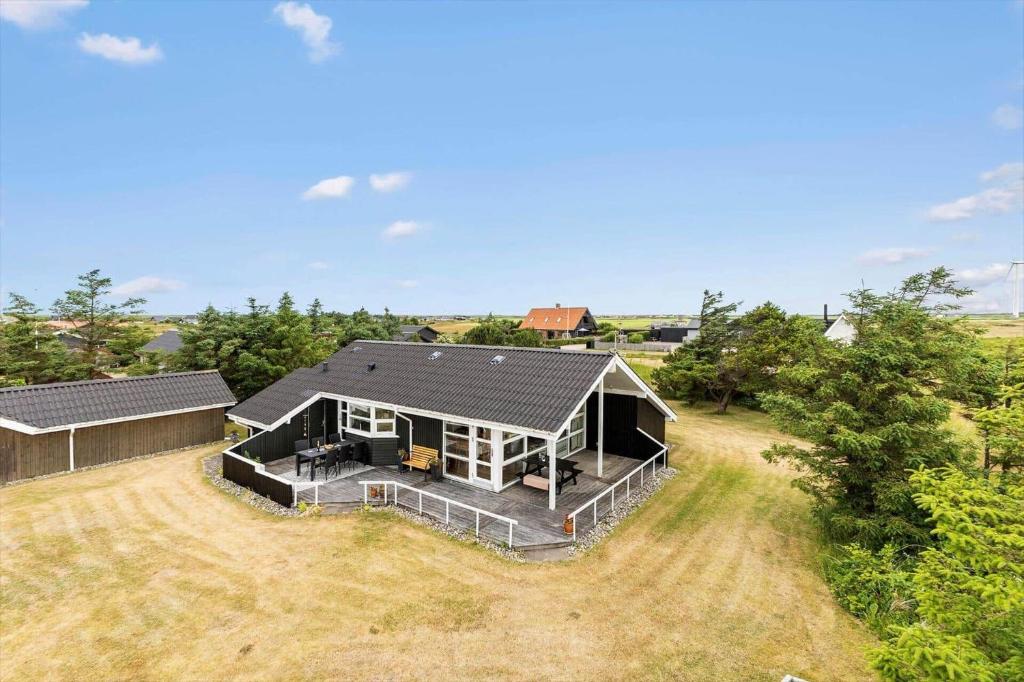 an overhead view of a house with a roof at 402-Harboore-Flyvholmvej-23 in Harboør