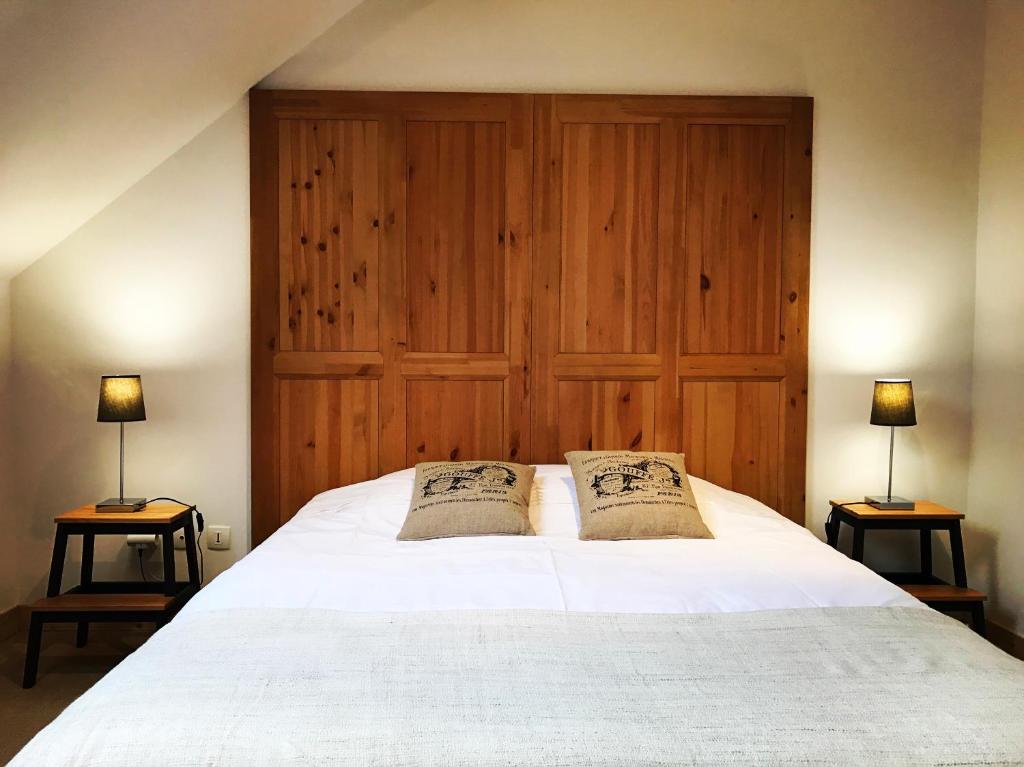 a bedroom with a large white bed with two lamps at Le 34 in Armentières