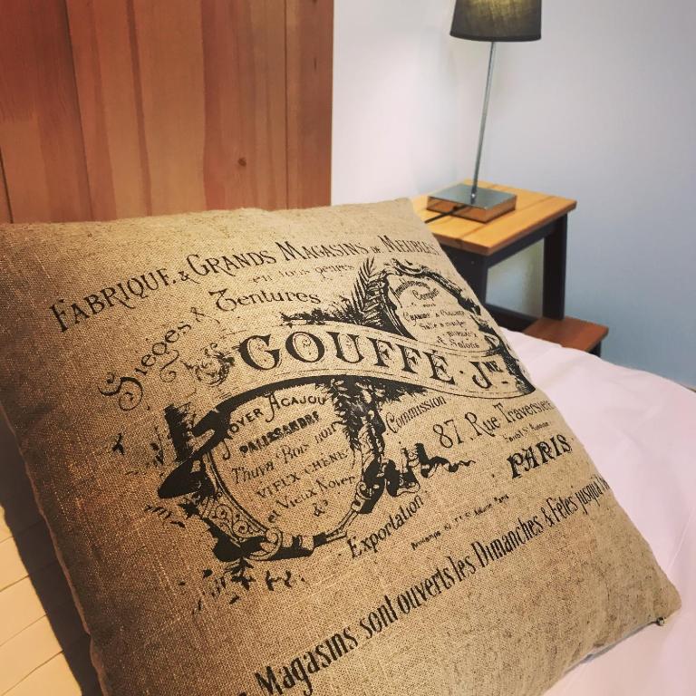 - un oreiller pour le genou sur le lit dans l'établissement Le 34, à Armentières