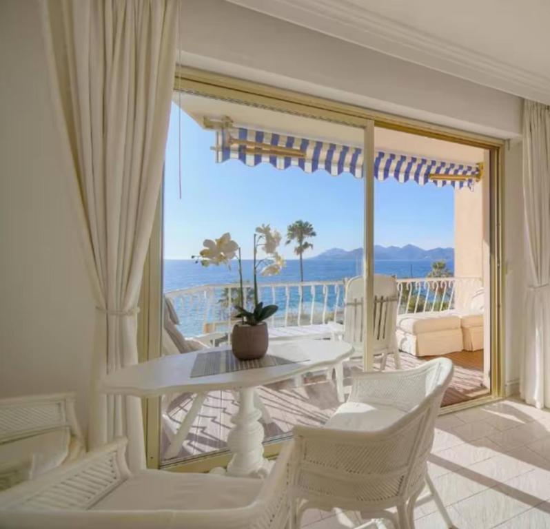 Apparemment Vue mer terrasse centre ville cannes