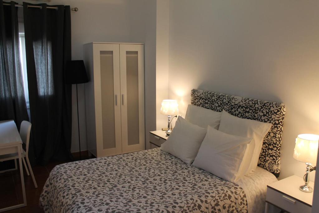 Cama o camas de una habitación en Hostal Montilla Sotogrande