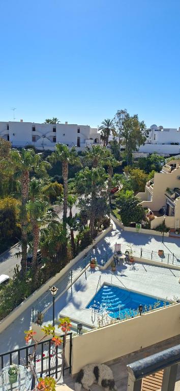 an overhead view of a pool at a resort at Casa de la Luz del Sol in Mojácar