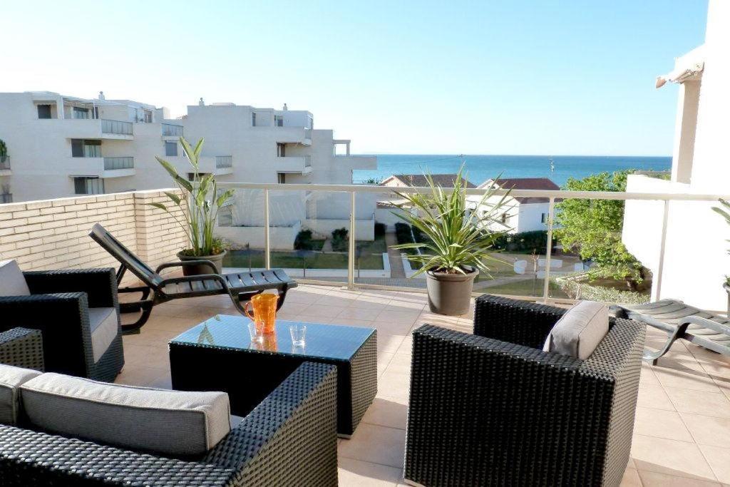 d'une terrasse avec des chaises et des tables sur un balcon. dans l'établissement Tierra de Mar 38, à Dénia