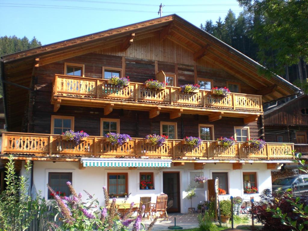 ein Haus mit Balkonen und Blumen darauf in der Unterkunft Honsahof in Strassen