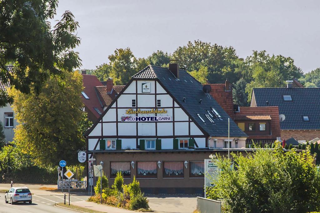 un bâtiment avec un panneau sur son côté dans l'établissement Lindenschänke, à Werl