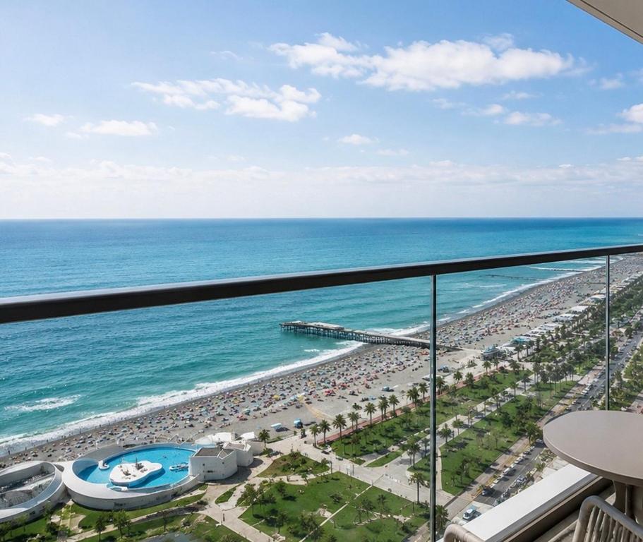 فضای داخلی Superb Sea View Suite - Marriott Privilege در باتومی - تصویر ۳
