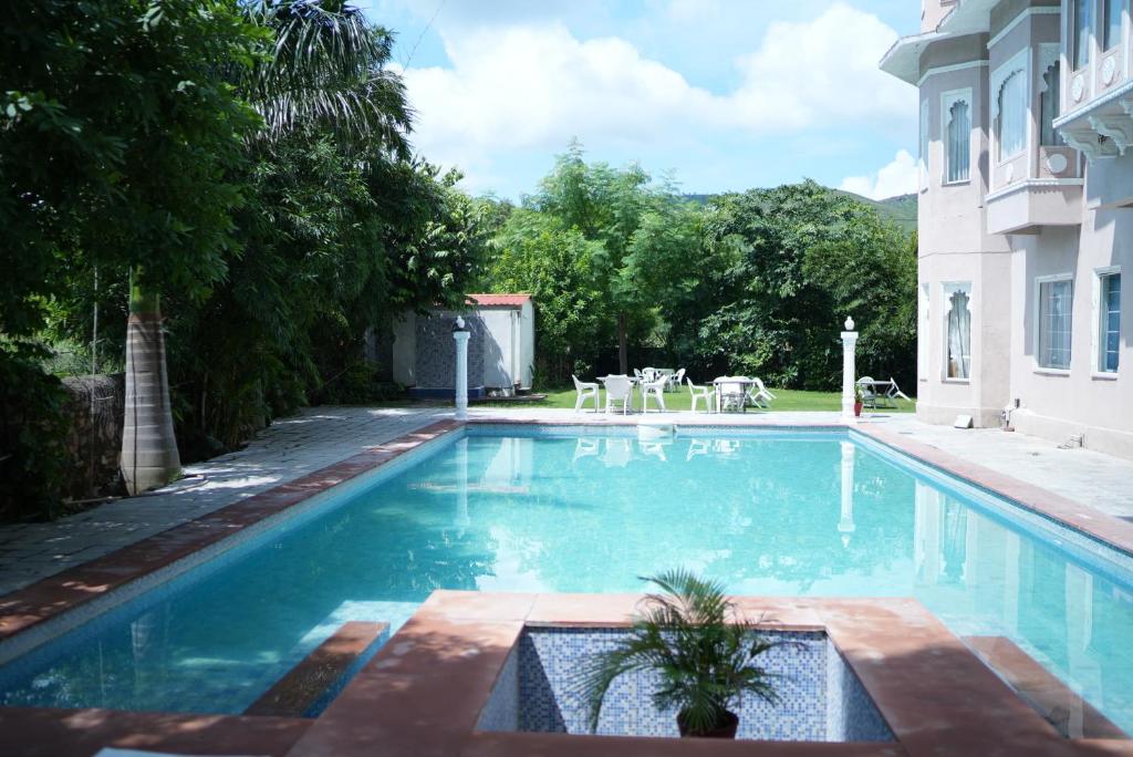 a swimming pool in the backyard of a house at Sky villa with pool in Nāi
