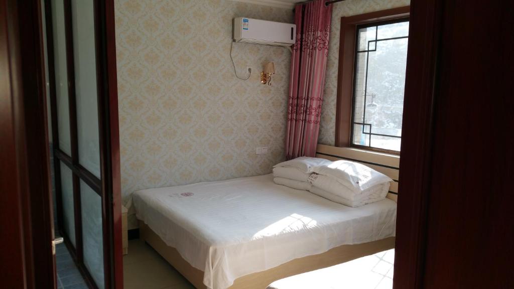 Postel nebo postele na pokoji v ubytování Jumanyuan House