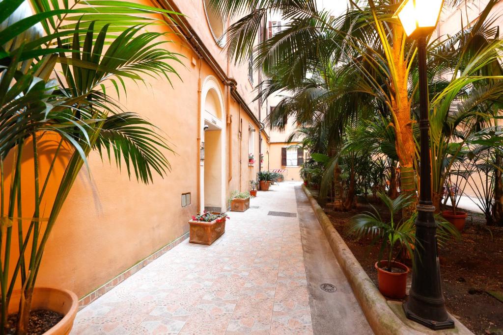 alejka z palmami i budynek w obiekcie Vanella Rome Domus w Rzymie
