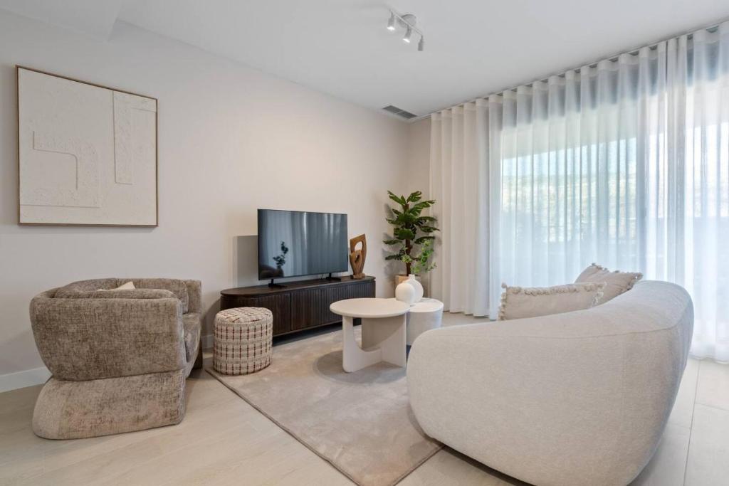 Luxury 2BR in Camarate Hills - Pool and Garden