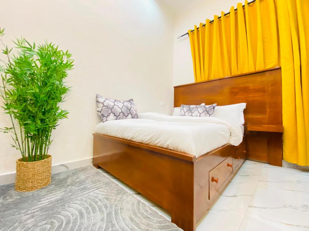 a bedroom with a bed and a plant at Résidence moncloa in Brazzaville