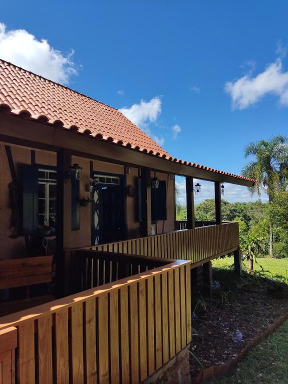 a house with a wooden fence in front of it at Frida's Haus in Nova Petrópolis