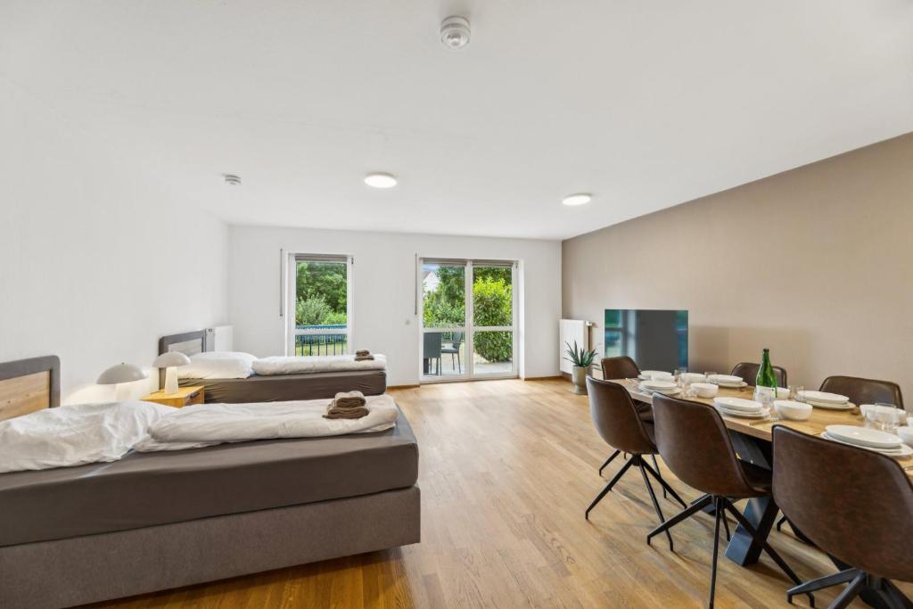 a large living room with a table and chairs at Casa Materi Geldersheim in Geldersheim