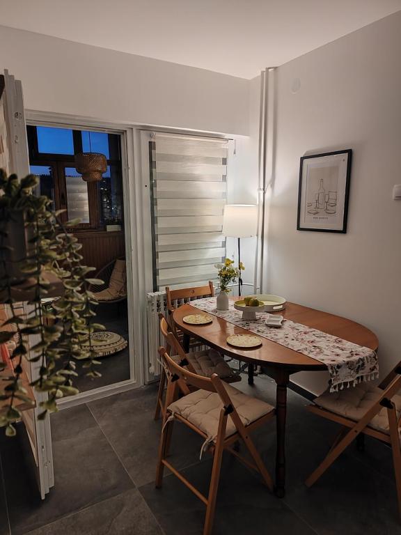 a dining room with a wooden table and chairs at Apartman Kika Knjaževac in Knjazevac.