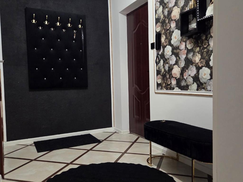 a room with a door and a wall with a window at Apartament Glamour in Rybnik