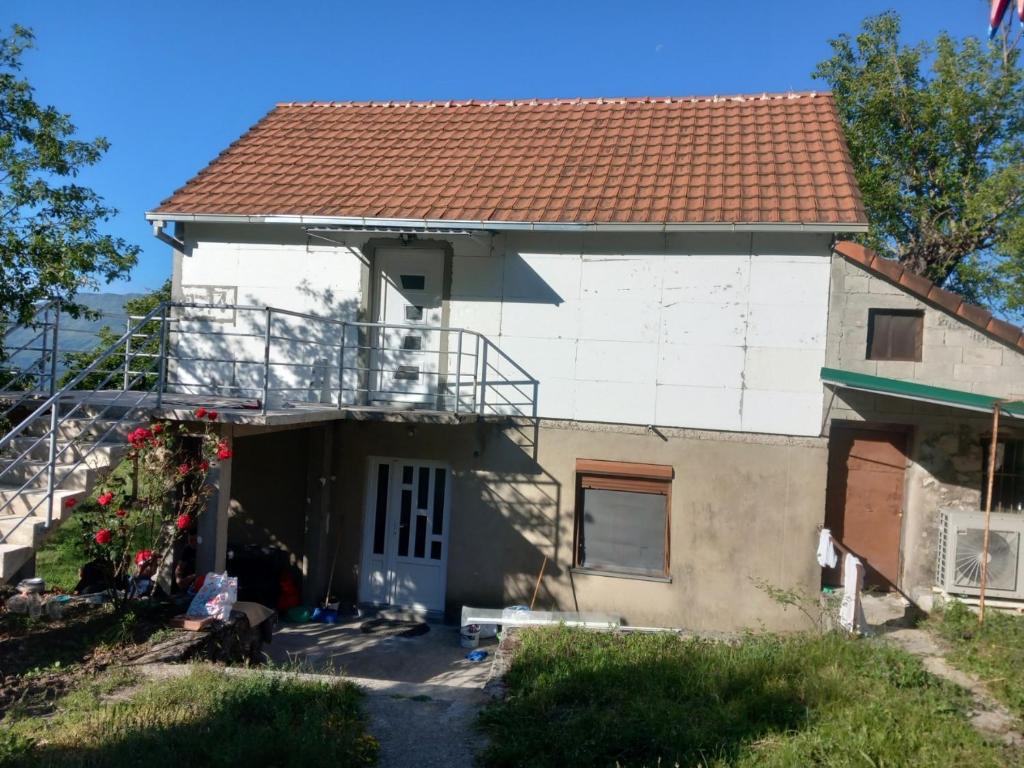 a house with a balcony on top of it at Apartman Selišta in Danilovgrad