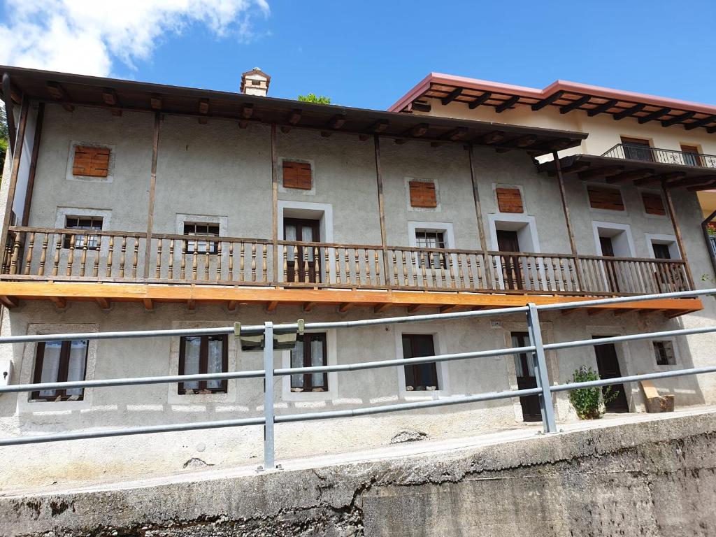 a building with a balcony on the side of it at La Casa nel Sole in Savogna