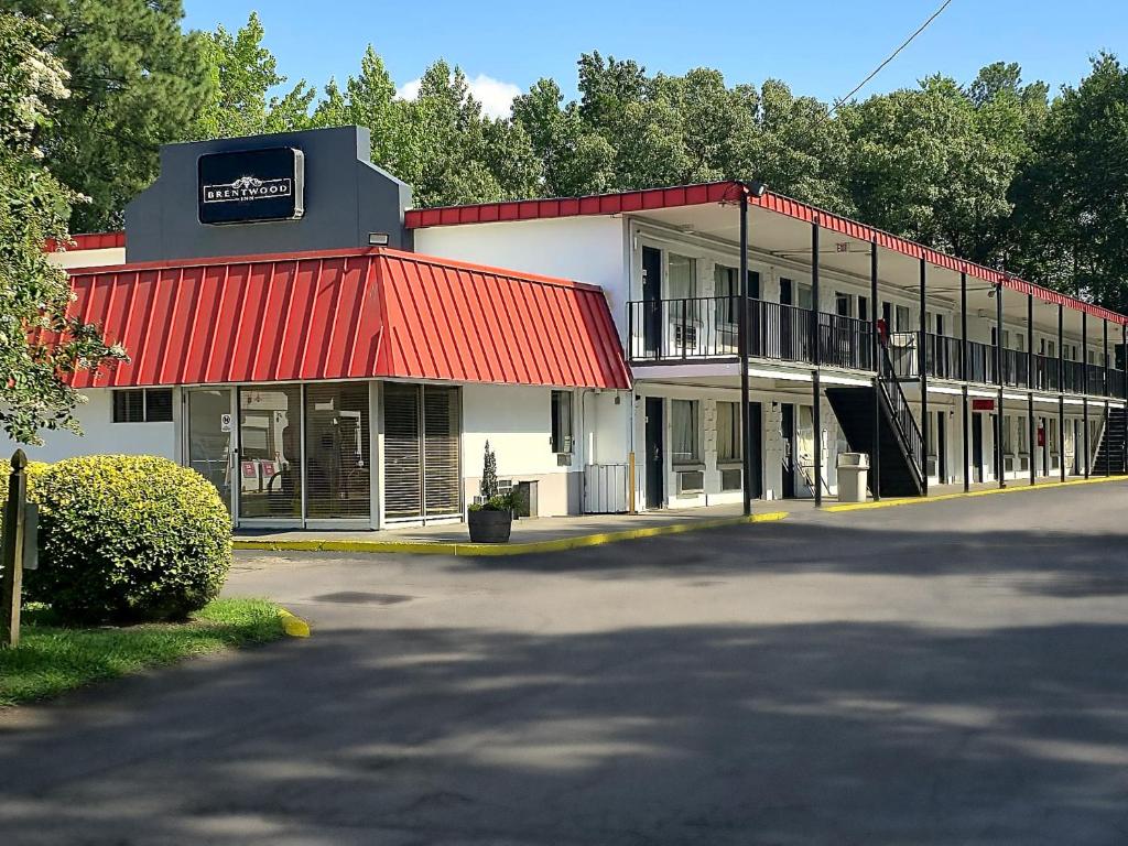 a large building with a red roof at Brentwood Inn Richmond South in Beulah Village