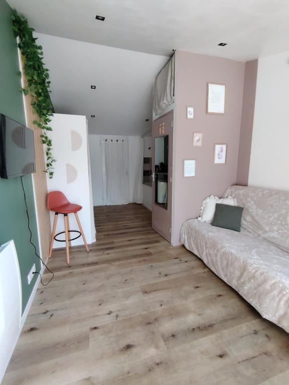 a room with a bed and a chair in it at Studio indépendant avec parking à Avignon in Avignon