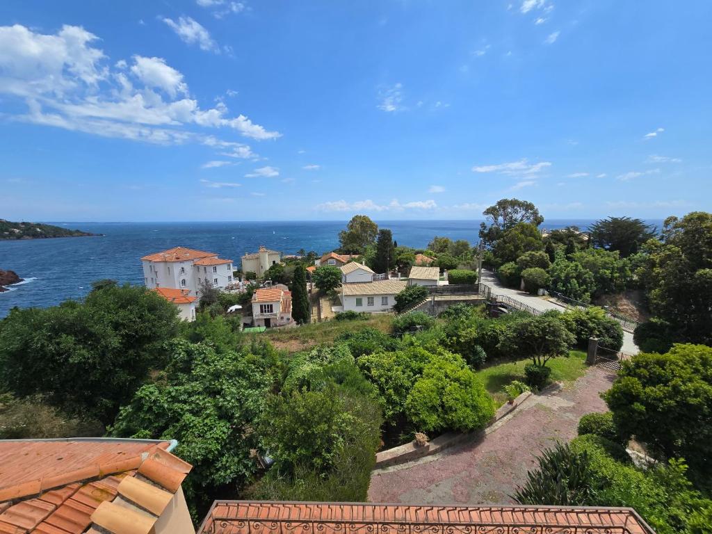 a house on a hill next to the ocean at Villa Vue Panoramique sur les îles de Lérins in Saint-Raphaël