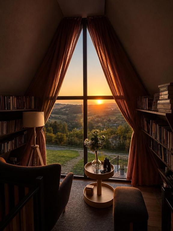 a room with a window with a view of the sunset at Widok Paleśnica in Paleśnica