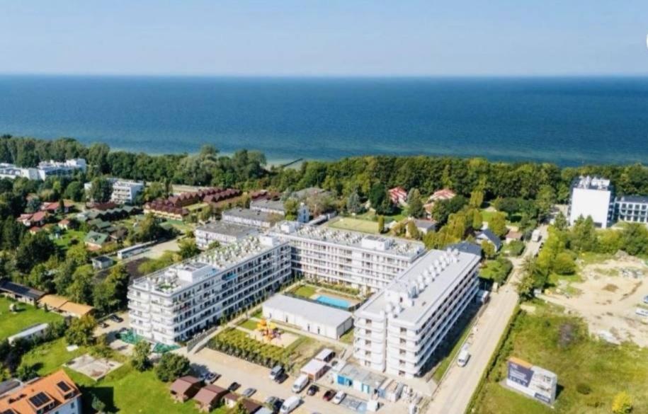 an overhead view of a large white building near the ocean at Apart Premium Ku Morzu in Sianozety