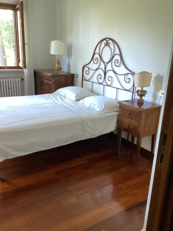 ein Schlafzimmer mit einem großen Bett und einem Holzboden in der Unterkunft Francesca in Ancona