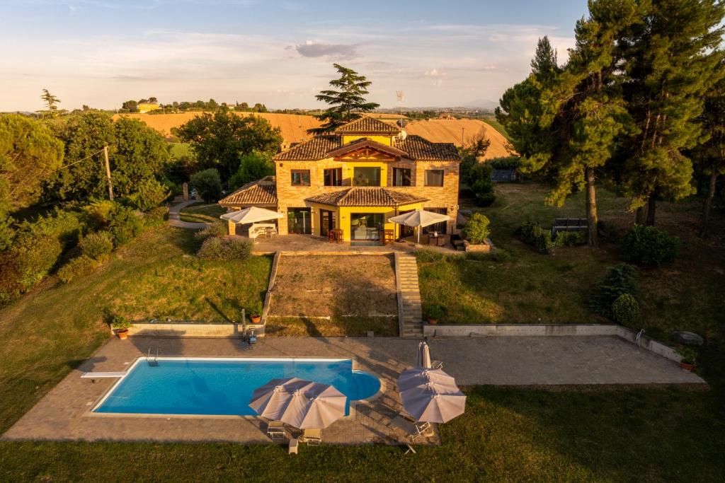 an aerial view of a house with a swimming pool at Lucciole e Lavanda BeB in Macerata
