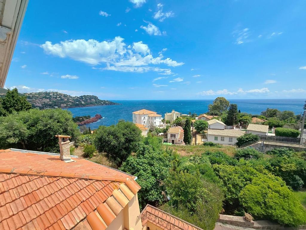 Villa Vue Panoramique sur les îles de Lérins et la baie de Cannes 2-8 Pers, plage à pieds 4mn