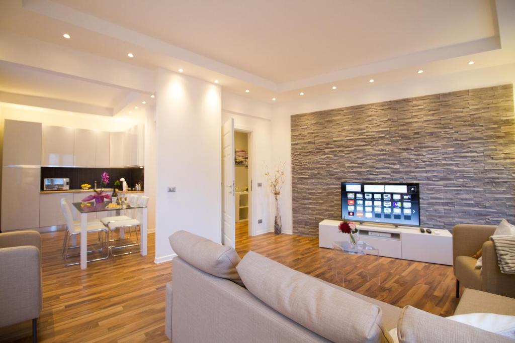un soggiorno con divano e TV di Ema's Home a Portofino