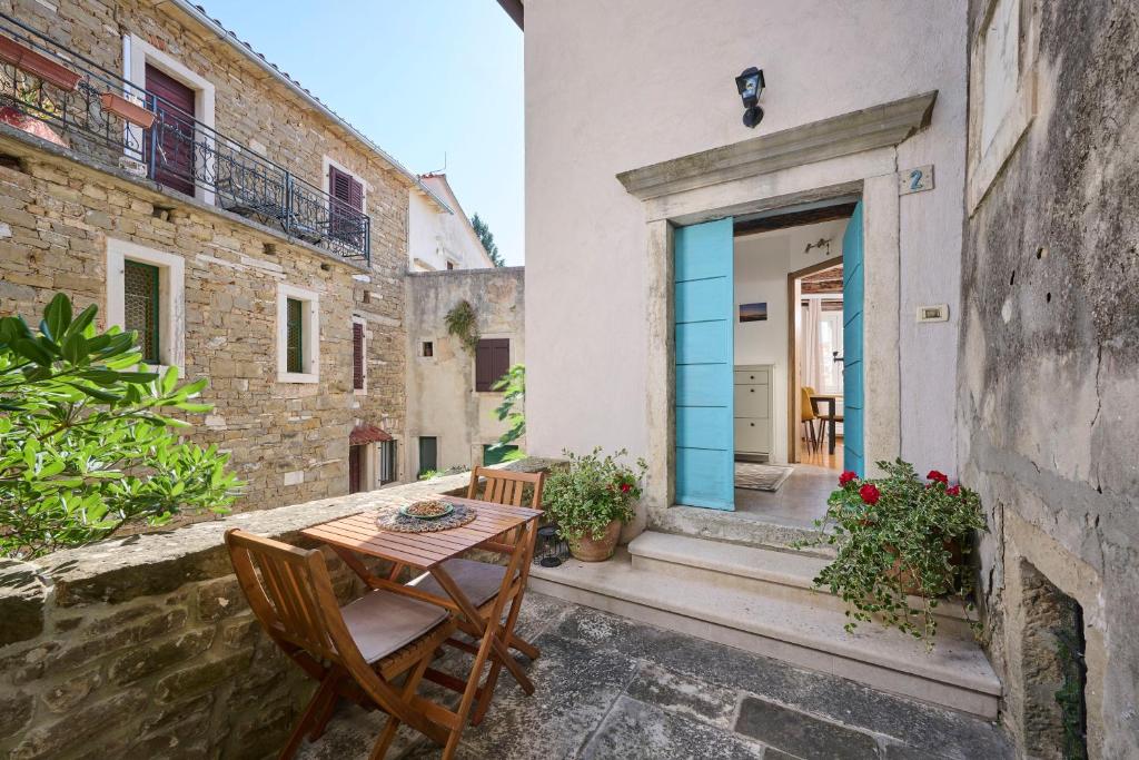 a table and chairs in front of a building at Casa Gina in Grožnjan