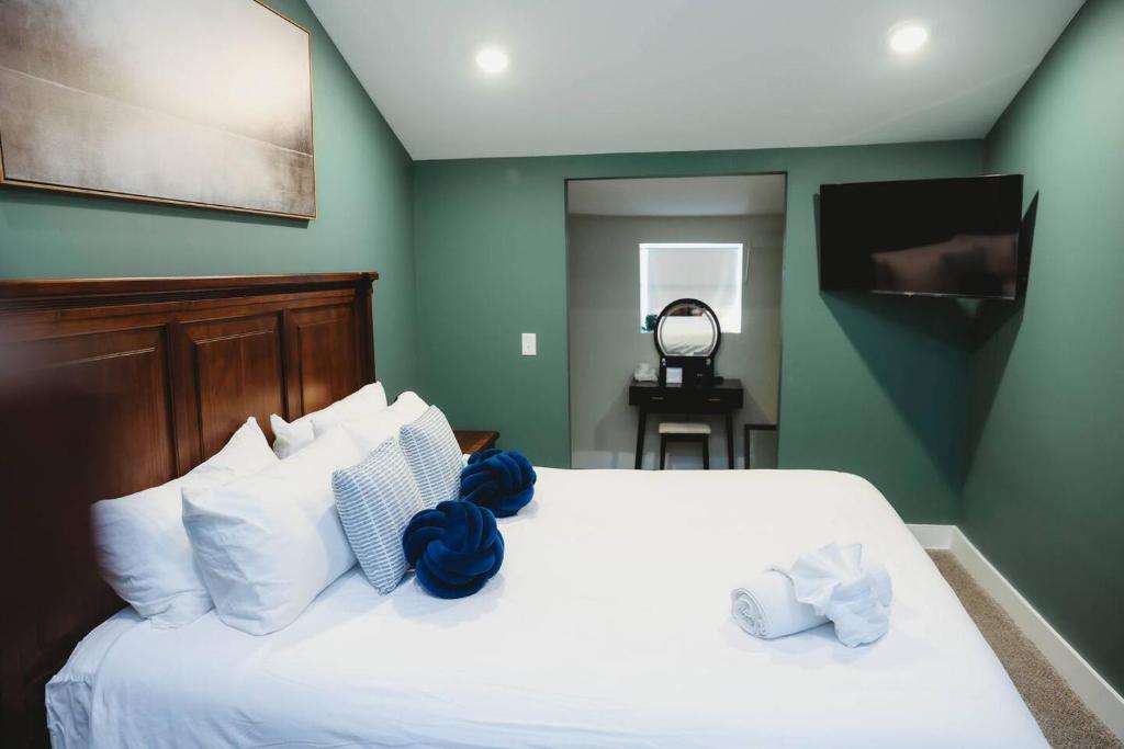 a bedroom with a bed with blue and white pillows at Buckeye Lake Cottage in Buckeye Lake