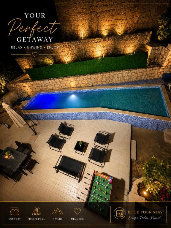 an overhead view of a pool with tables and chairs at Zaaytre house in Ḩayy al Mukhabbaʼ