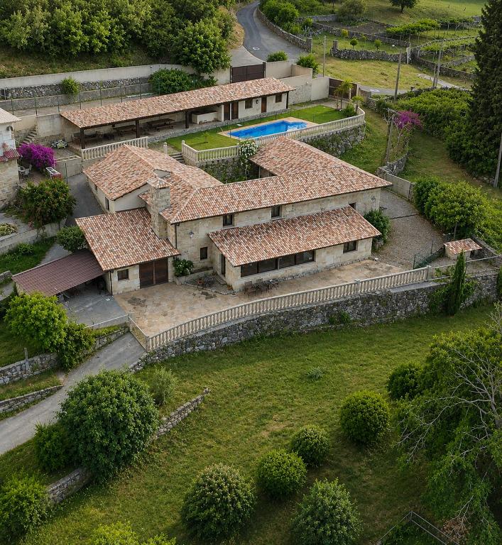 an aerial view of a house with a swimming pool at Finca San Román in Viascón