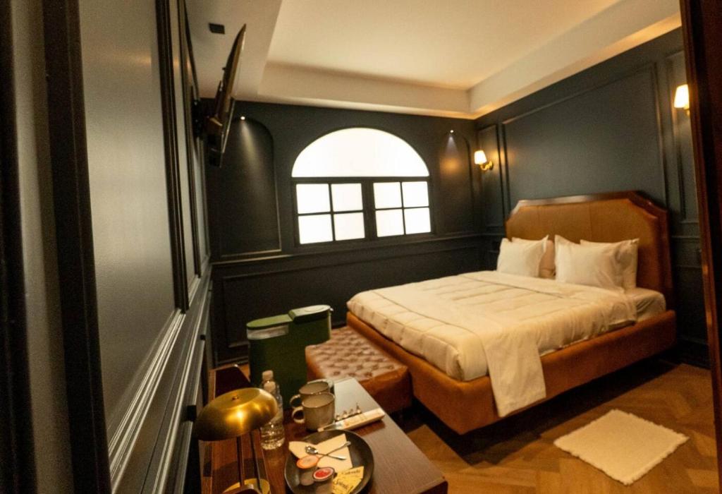 En eller flere senge i et værelse på The Tub Suite