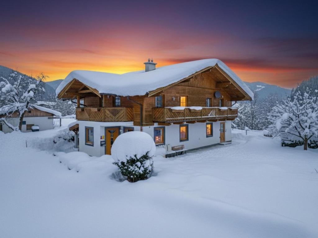eine Blockhütte im Schnee bei Sonnenuntergang in der Unterkunft Summa Haisl in Embach