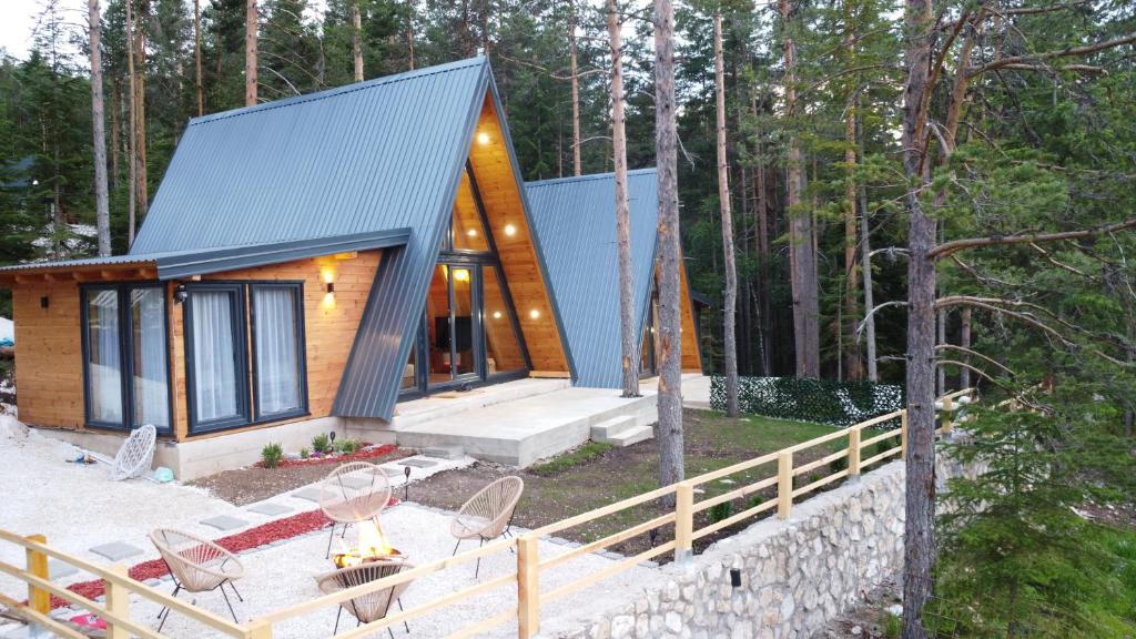 a house in the woods with a table and chairs at Ninas Villas in Vrela