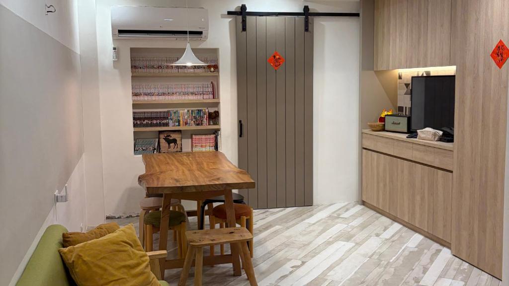 a small kitchen with a wooden table in a room at DayBreak 2 in Taitung City