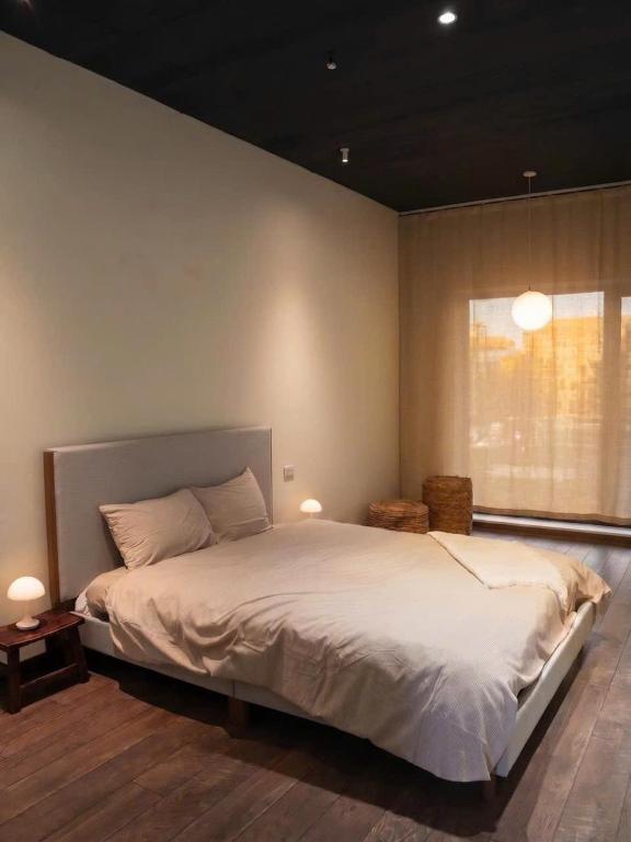 a bedroom with a large bed and a window at Casa de Holu Homestay in Ða Gia