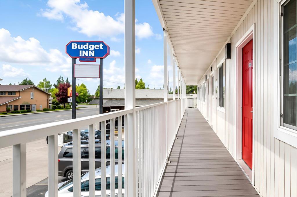 a building with a sign that readsbudget inn at Budget Inn Bend in Bend