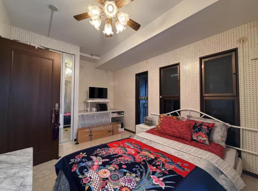 a bedroom with a bed and a ceiling fan at 美々パレスー沖縄の伝統文化に出会う琉球モダンな隠れ家ー in Itoman