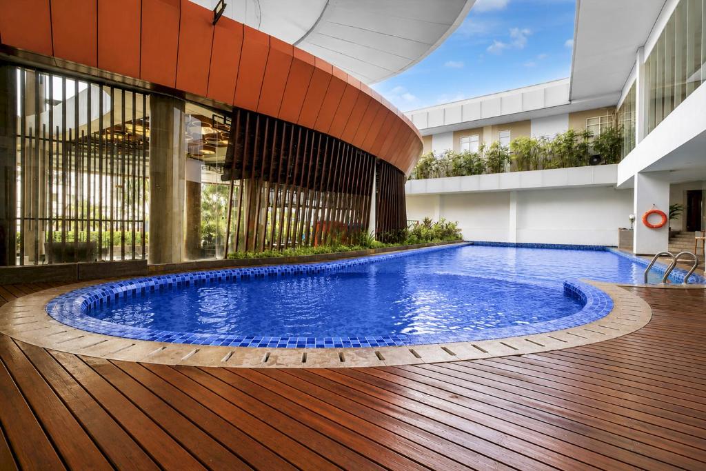 a swimming pool in the middle of a building at Sunday Hotel Antero Jababeka in Cikarang