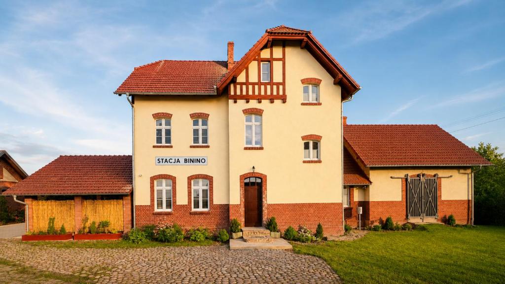 a large brick house with a red roof at Stacja Binino in Binino