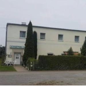a large white building with a tree in front of it at Hotel zur Rennvahn in Dortmund