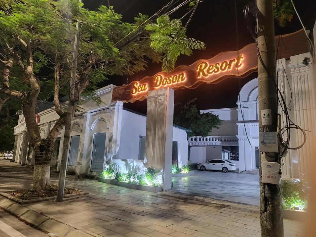 a building with a sign that reads be desert rescue at Sea DoSon Resort in Ðố Sơn