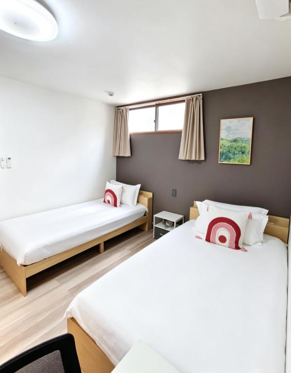 浅草花日美居 Asakusa Hanahi 102 Twin Bedroom 4 min walk to Asakusa Temple Direct subway access to Narita Haneda Airport Host's listings are all at the same address
