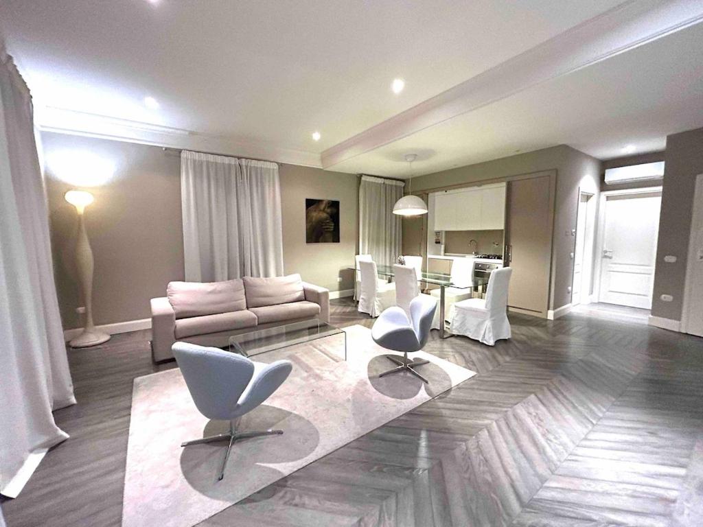 a living room with a couch and chairs and a table at Appartamento in Piazza a Bevagna in Bevagna