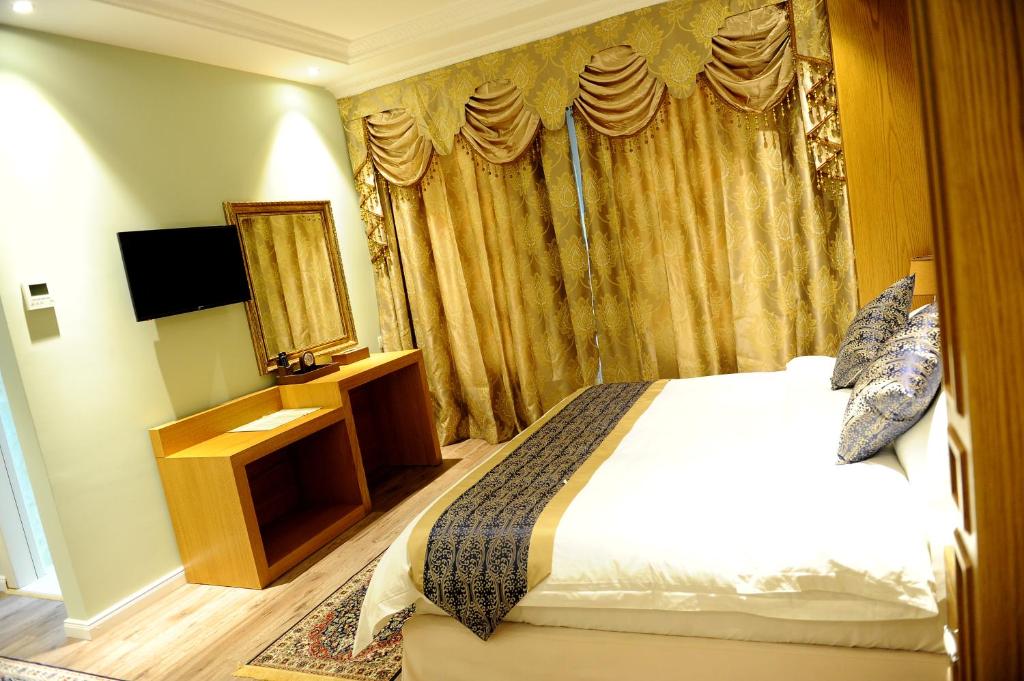 TV a/nebo společenská místnost v ubytování Hotel Britania